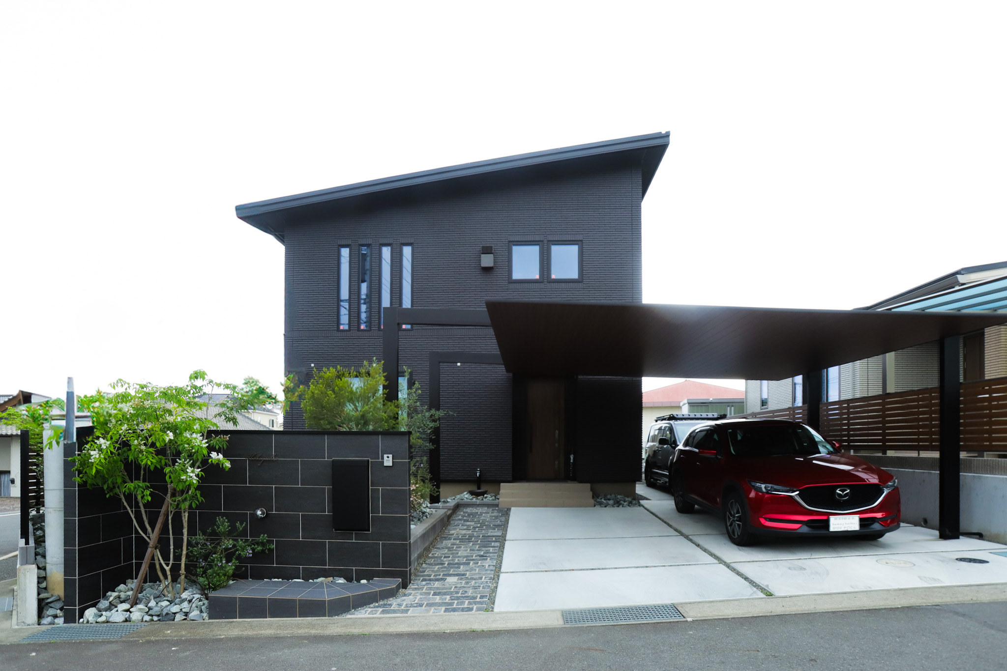 建物と調和するカラー設計で魅せる、シンプルで上品な外構